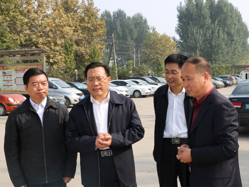 王克明與省工商聯(lián)黨組書(shū)記李德才、市政協(xié)副主席工商聯(lián)主席侯合柱、市委統(tǒng) 戰(zhàn)部副部長(zhǎng)郭洪俠合影