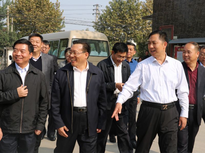 省工商聯(lián)黨組書記李德才、市政協(xié)副主席工商聯(lián)主席侯合柱、市委統(tǒng) 戰(zhàn)部副部長郭洪俠、龍安區(qū)委書記高勤科等一行到公司視察